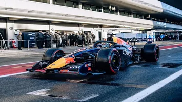Hadjar explica las causas de su accidente con Red Bull en Barcelona