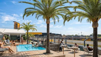 Silverstone transforma su experiencia: del glamour de Glastonbury a la F1